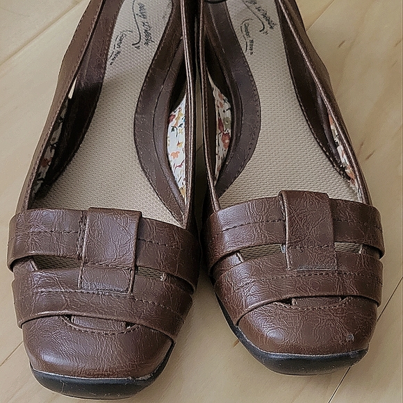 Easy Street, Comfort Wave. Slip on 6-1/2 Elastic on heel for comfort. - Picture 1 of 4